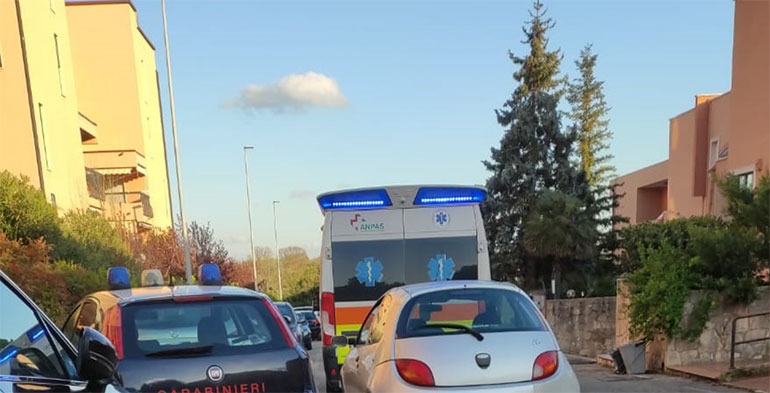 Rinvenuto cadavere sul piazzale di un condominio