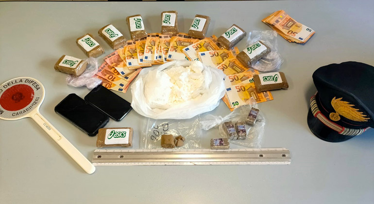 In macchina con 1,5kg di droga, due arresti