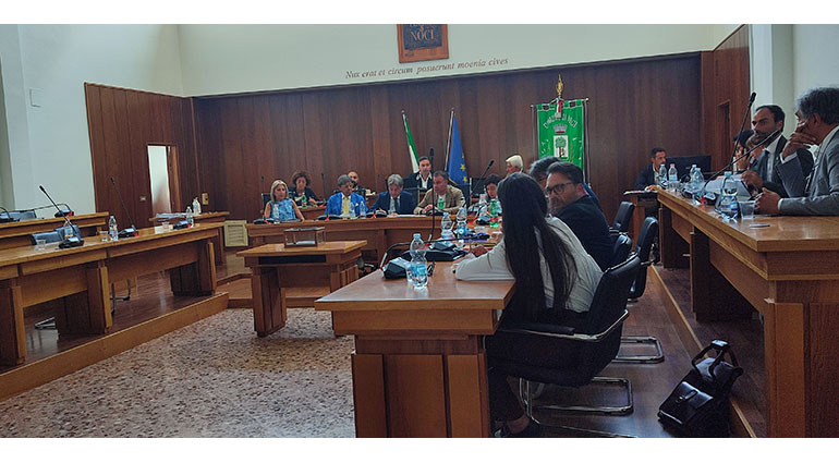 Polemiche, sospensioni, abbandono dell’Aula e nuova Giunta