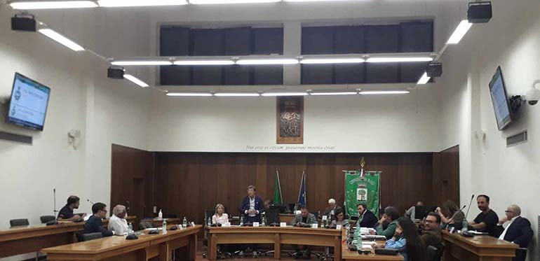 Il Consiglio rinvia il primo punto e approva i restanti sette