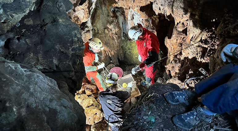 Puliamo il buio, speleologi alla Grave di Civitella