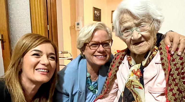 Loredana Capone e Lucia Parchitelli fanno visita a nonna Annina