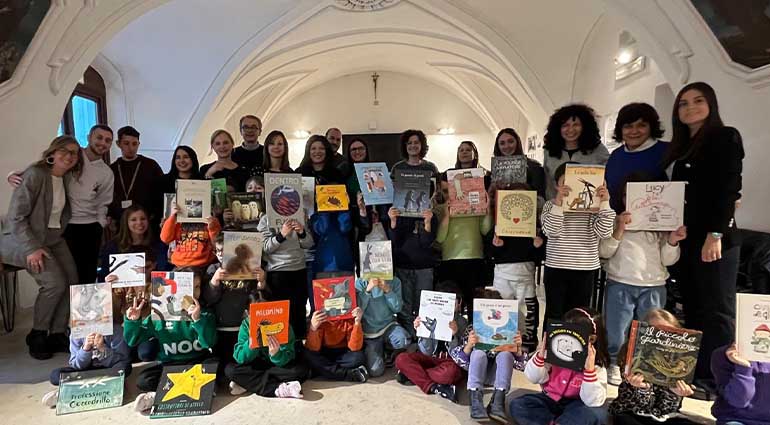 I bambini della scuola primaria “Cappuccini” in biblioteca con i genitori