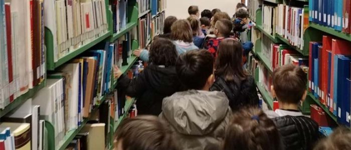 Immagine 3: La Biblioteca invasa dai piccoli della Gallo