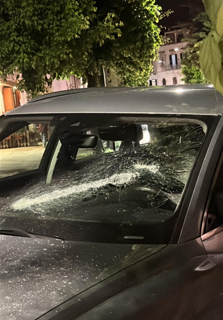 Sfascia il parabrezza di più auto con una catena, giovane in ospedale per TSO