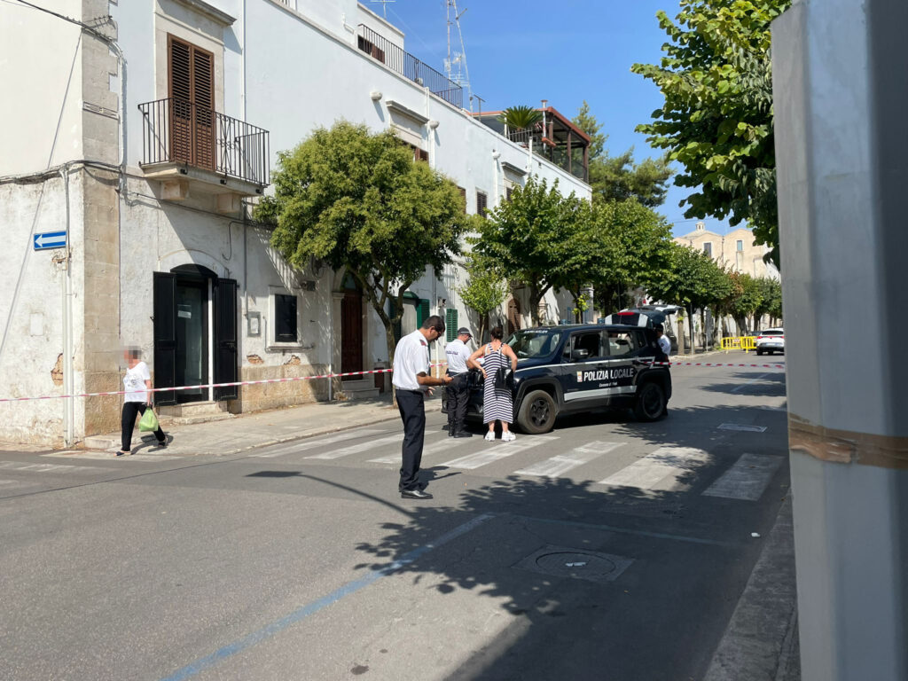 Investita in via Repubblica da un’auto di turisti