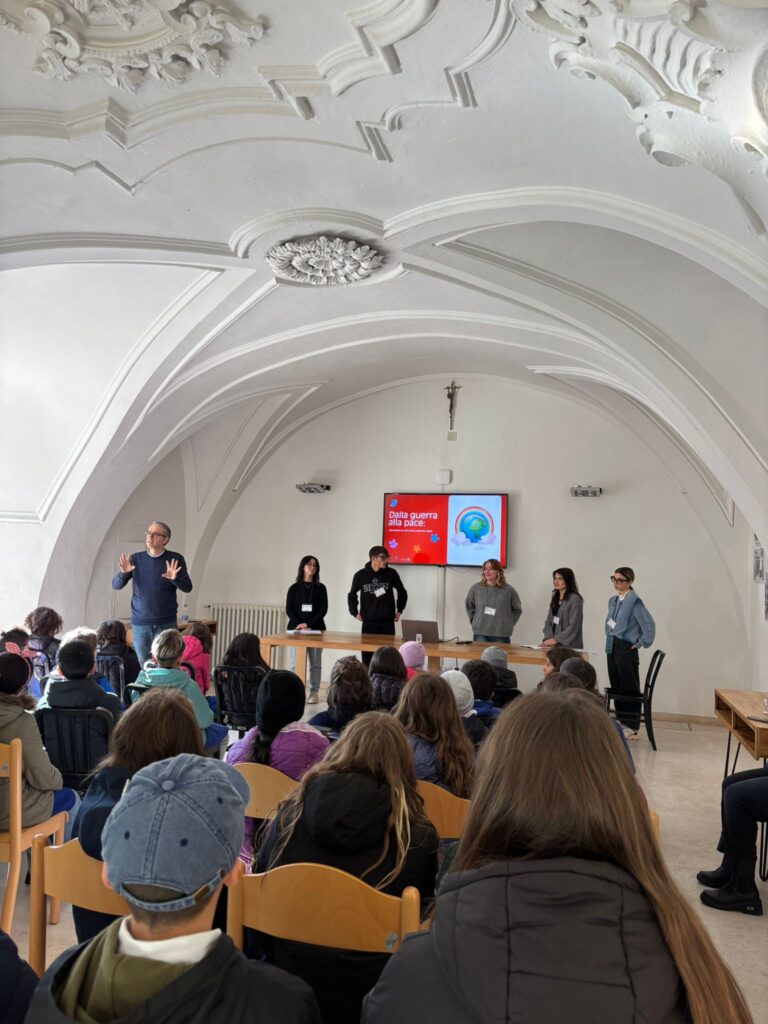 Le quinte della Cappuccini discutono di pace in biblioteca