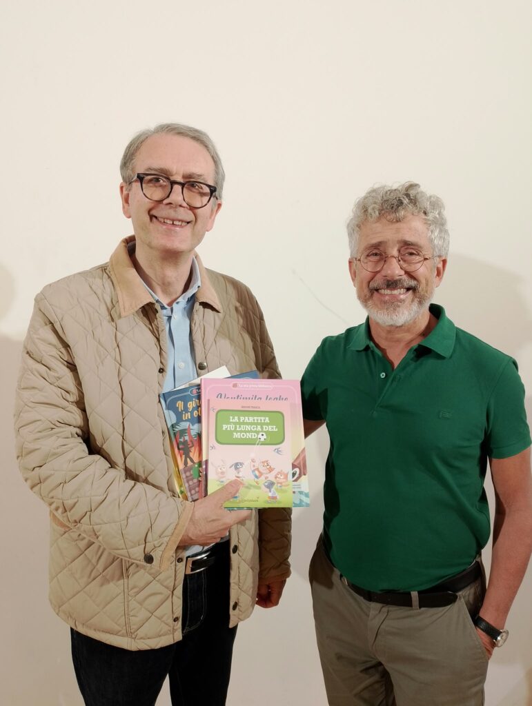 Simone Frasca dona i suoi libri alla biblioteca comunale