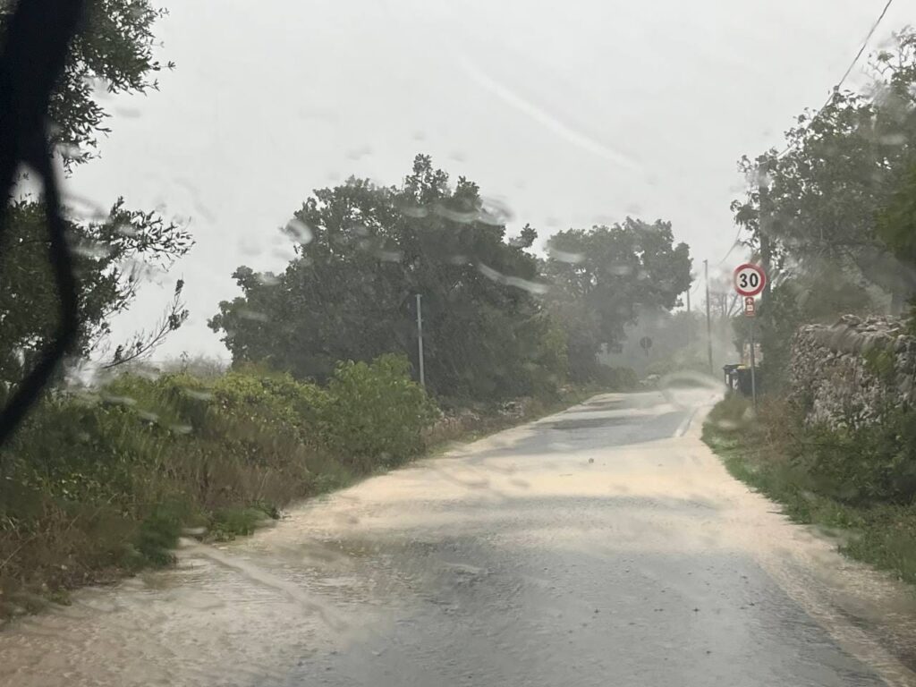 Bomba d’acqua, strade allagate e traffico in tilt